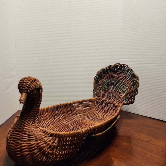Woven Wicker Tricolor FAN TAIL Turkey Shape Basket Centerpiece Thanksgiving - Picture 11 of 12